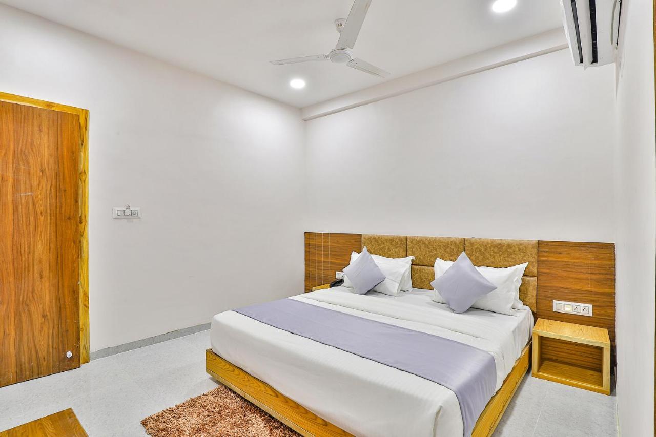 Fabhotel Parkland A Ahmedabad Esterno foto